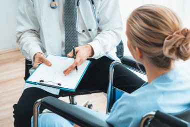 Profesyonel üniformalı doktor hastanedeki ya da klinikteki hastayı muayene ediyor. Sağlık, tıbbi ve doktor servis konsepti. Jivy