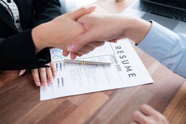 Mutlu iş adamları başarılı bir toplantıdan ya da özgeçmişle iş görüşmesinden sonra el sıkışırlar. İnsan Kaynakları müdürü, yeni çalışanı tebrik etmek için iş başvurusunda bulunan kişiye elini uzattı. Sevinçli.