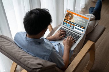 Model arama ve seyahat planlama için internet sitesi uçuş, otel ve tur rezervasyonları için anlaşma ve paket sunuyor