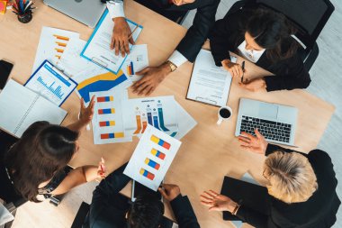İş adamları grup toplantısı ofiste yukarıdan çekildi. İş kadınları, iş adamları ve ofis çalışanları toplantı masasında proje planlama belgeleriyle takım konferansında çalışıyorlar. Jivy