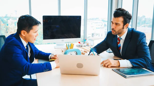 Dois Empresários Falam Estratégia Projeto Sala Reuniões Escritório Empresário Discutir — Fotografia de Stock