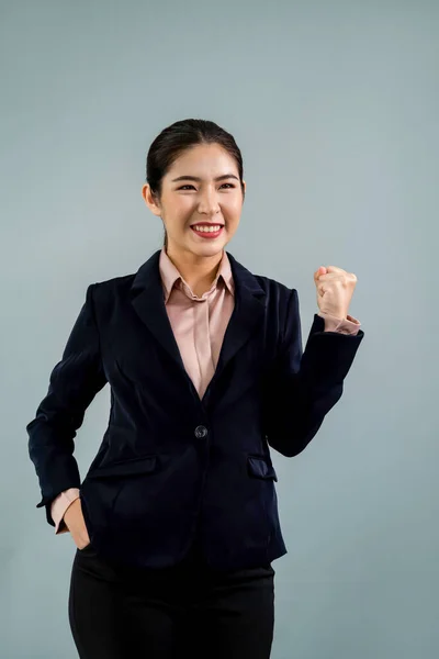 Pewna Siebie Młoda Azjatycka Bizneswoman Formalnym Garniturze Robi Gest Dłoni — Zdjęcie stockowe