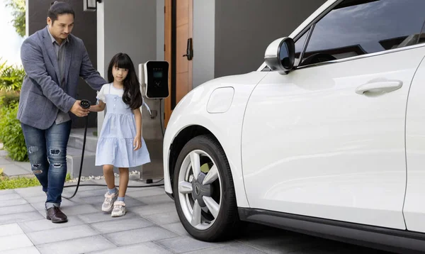 Progressive Father Daughter Plugs Charger Home Charging Station Electric Vehicle — Stock fotografie