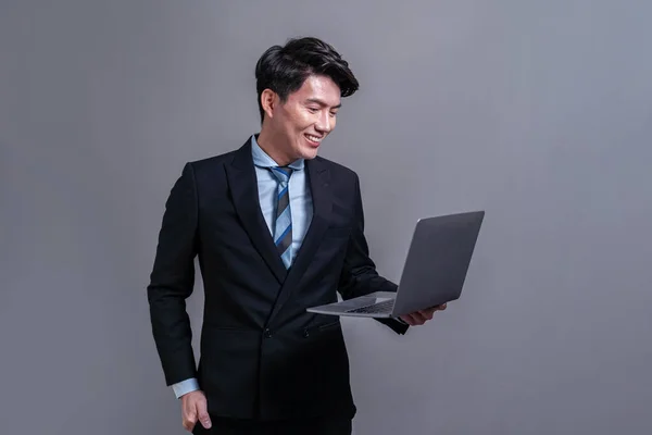 Confiante Jovem Empresário Asiático Posando Com Laptop Fundo Isolado Trabalhador — Fotografia de Stock