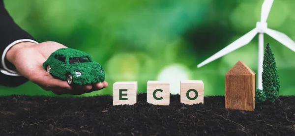 Geschäftsmann Hand Hält Grüne Elektroauto Mit Sauberen Nachhaltigen Motor Öko — Stockfoto