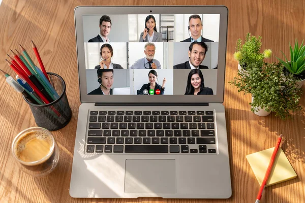Empresários Videoconferência Para Reunião Grupo Virtual Modish Funcionários Escritório Corporativo — Fotografia de Stock