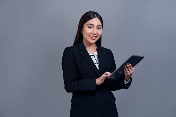 Sebevědomá Mladá Asijská Podnikatelka Pózující Tabletem Izolovaném Pozadí Kancelářská Dáma — Stock fotografie