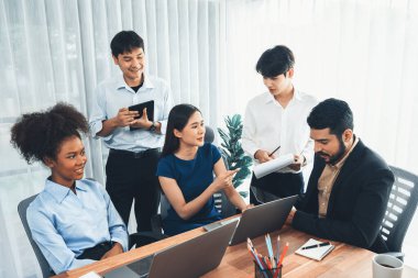 Mutlu iş adamları birlikte çalışır, şirket ofisinde tartışırlar. Profesyonel ve çeşitlilik takım çalışması iş planını bilgisayarda tartışır. Modern çok kültürlü ofis çalışanı. Uyum