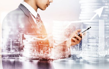 Businessman analyst working with digital finance business data graph showing technology of investment strategy for perceptive financial business decision. Digital economic analysis technology concept.