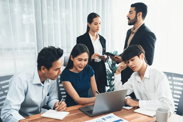 Profesyonel Asyalı Çalışanlar Şirket Ofisinde Takım Olarak Çalışarak Planları Bilgisayarla — Stok fotoğraf