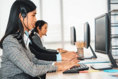 Ofiste çalışan kulaklık takan işadamları uzak müşteri ya da meslektaşlarını desteklemek için çalışıyorlar. Çağrı merkezi, tele pazarlama, müşteri destek acentesi telefon görüşmesinde hizmet sağlıyor. Jivy