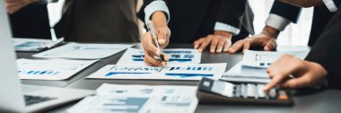 Panoramik çekim işçileri kontrol paneli kağıtlarını ve mali raporlarını analiz eder ve kar ve bütçe hesaplayan hesap makinesi kullanır. Stratejik iş pazarlaması için BI veri bilimini kullanarak analiz. Dahi.