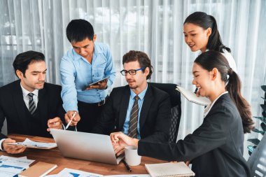 Ofis masasındaki finansal veri raporlarını analiz eden çeşitli bir grup iş analisti. Stratejik pazarlama planlaması için iş zekası analizi çizelgesi ve grafiği.