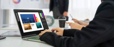 Web sayfasının modern tasarımı ve bilgisayar ekranında gösterilen ticari reklamlar için grafiksel tasarımcı yazılımı