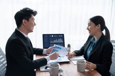 Ofisteki analist ekibi veri analizi ve pazarlama stratejisini güçlü takım çalışmasıyla yapılan toplantıda iş performansını artırmak için BI gösterge paneli ve istatistikleri kullanarak tartışıyor. Sevinçli.