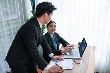 Ofisteki analist ekibi veri analizi ve pazarlama stratejisini güçlü takım çalışmasıyla yapılan toplantıda iş performansını artırmak için BI gösterge paneli ve istatistikleri kullanarak tartışıyor. Sevinçli.