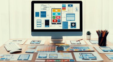 Dizüstü bilgisayar ekranında web ya da mobil uygulama UI UX için dijital ve kağıt kablo tasarımları. Beyin fırtınası ve tasarım uygulama çerçevesi için geliştirici çalışma alanının panoramik görüntüsü. İnceleyin