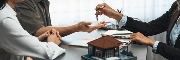 Agent Nieruchomości Przekazuje Klucz Domu Kupującemu Udanej Spłacie Kredytu Mieszkaniowego — Zdjęcie stockowe