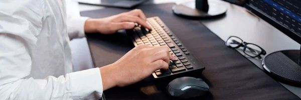 사무직 근로자들은 공간의 책상에 앉아서 컴퓨터를 사용하고 키보드를 직장에서 데이터 — 스톡 사진