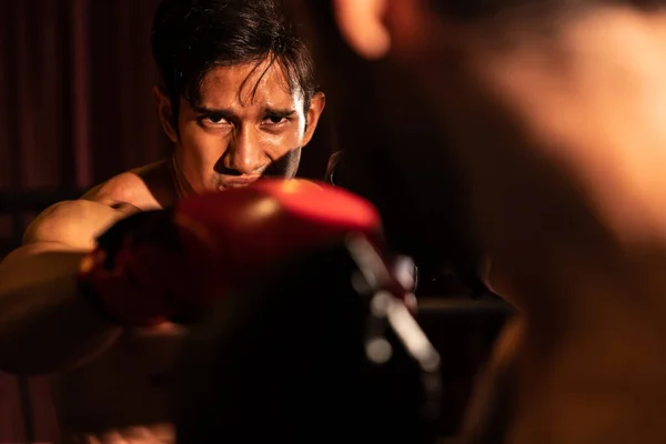 Aziatische Kaukasische Muay Thai Bokser Ontketenen Hun Kracht Felle Bokswedstrijd — Stockfoto