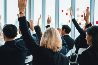 Bir grup iş adamı seminer konferansında toplanıyor. Seyirciler, çalışanların eğitim seanslarındaki eğitmenleri dinliyor. Uzman konuşmacı ile ofis çalışanları toplantısı. Jivy
