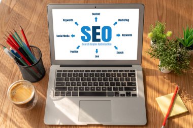 Model e-ticaret için SEO arama motoru optimizasyonu ve bilgisayar ekranında gösterilen çevrimiçi perakende işi