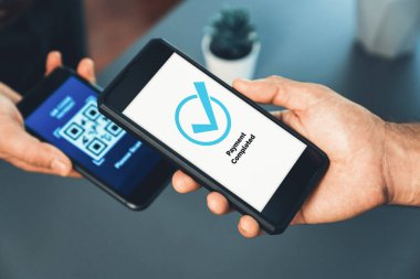 Parasız ödeme taraması için QR kodu ekranda görüntülendi. Kapalı eller, mobil uygulamadan elektronik işlem yoluyla para aktarmak için akıllı telefonu tutuyor. Hızlı ödeme için barkod teknolojisi. Coşkulu