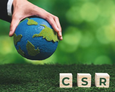 Kâğıt küre ve CSR sembolü küpüyle el ele tutuşan bir iş adamı. CO2 emisyon politikası olmayan çevre dostu yeşil ve etik iş şirketi. Yeşil toplumdan sorumlu kurumsal toplum. Değiştir