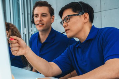 Ofiste çalışan kulaklık takan işadamları uzak müşteri ya da meslektaşlarını desteklemek için çalışıyorlar. Çağrı merkezi, tele pazarlama, müşteri destek acentesi telefon görüşmesinde hizmet sağlıyor. Jivy