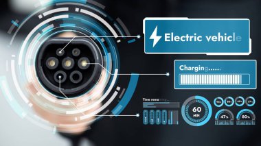 Kameranın önündeki EV şarj aletine odaklan. Görünmez iş adamı geçmişine sahip akıllı dijital batarya durum hologramını göster. Alternatif temiz enerji kullanan EV araba şarjı CO2 salınımını azaltıyor. İnceleyin