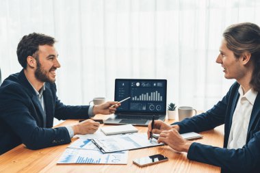 Ofisteki analist ekibi, iş performansını artırmak için bilgisayarında grafik ve çizelge olan BI gösterge panelini kullanarak çalışma alanındaki pazarlama stratejisi için finansal veri analizi yapmakla meşgul. Varlık