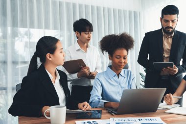 Çok ırklı analist ekibi toplantı masasındaki mali raporu analiz etmek için BI gösterge tablosunu kullanıyor. Çeşitli iş adamlarından oluşan bir grup, FIntech 'in veri analizini başarılı iş pazarlaması için kullanır. Uyum