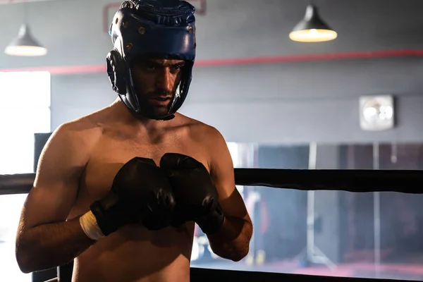 Boxkämpfer Mit Kopfschutz Posiert Kaukasischer Boxer Schlägt Vor Der Kamera — Stockfoto