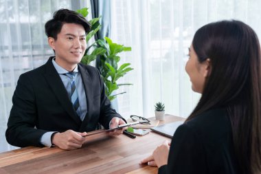 İş adamı sözleşmeyi imzalamadan önce anlaşma belgesini gözden geçirir. Ticaret anlaşmasının iş amaçlarına uygun olmasını sağlamak için dikkatle okumak. İş karar verme konsepti için profesyonellik. Sevinçli.