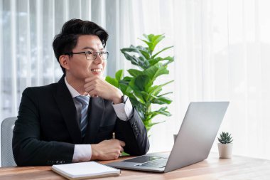 Ofis masası çalışma alanı portresi için dizüstü bilgisayarda çalışan bir iş adamı. Akıllı yönetici finansal iş verilerini araştırıyor ya da masada bilgisayarla stratejik iş pazarlaması planlıyor. Sevinçli.