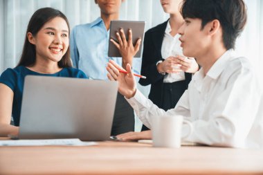 Mutlu iş adamları birlikte çalışır, şirket ofisinde tartışırlar. Profesyonel ve çeşitlilik takım çalışması iş planını bilgisayarda tartışır. Modern çok kültürlü ofis çalışanı. Uyum