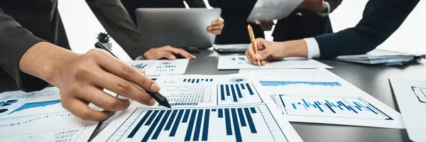 Team Analisti Sta Lavorando Fintech Analizzare Carta Del Cruscotto Finanziario — Foto Stock