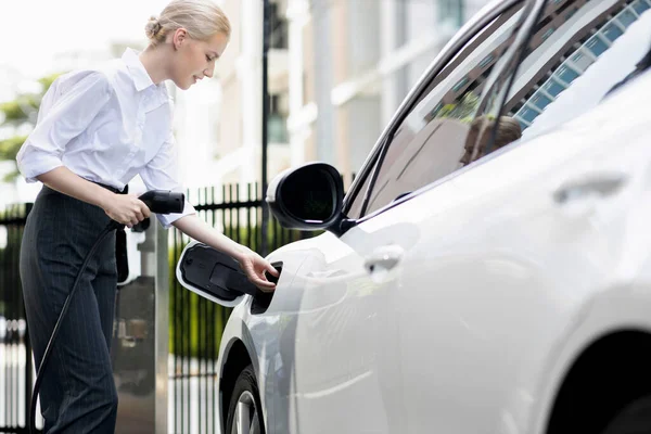 Progressive Businesswoman Insert Charger Plug Charging Station Her Electric Vehicle — Zdjęcie stockowe