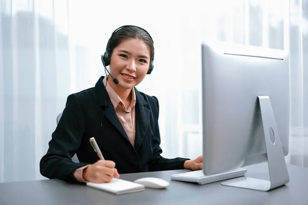 Call Center Asiático Com Fone Ouvido Microfone Trabalhando Seu Espaço — Fotografia de Stock