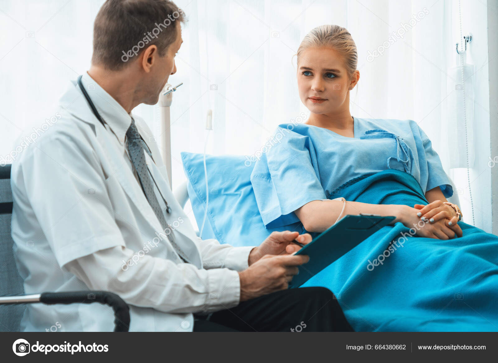 Γιατρός Επαγγελματική Στολή Που Εξετάζει Ασθενή Νοσοκομείο Ιατρική Κλινική  Υγειονομική — Φωτογραφία Αρχείου © BiancoBlue #664380662
