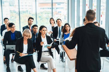 Bir grup iş adamı seminer konferansında toplanıyor. Seyirciler, çalışanların eğitim seanslarındaki eğitmenleri dinliyor. Uzman konuşmacı ile ofis çalışanları toplantısı. Jivy