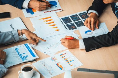 Zeki iş adamı ve iş kadını modern ofis içinde grup toplantılarında konuşuyorlar. İş ortaklığı stratejik planlama ve iş arkadaşlarının beyin fırtınası. Jivy