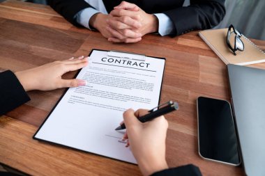 Yöneticiler toplantı odasında sözleşme imzalarlar. İş adamları anlaşmayı kağıda döker. Yasal belgeyi imzalayan iki iş ortağı arasında başarılı bir anlaşma. Sevinçli.