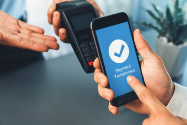 NFC QR kod cihazı ile el ele tutuşan akıllı telefon, hızlı dijital işlemler için temas kurulamayan ödeme kodlarını tarıyor. Modern yaşam tarzı ödeme teknolojisi için cep telefonundaki online bankacılık uygulaması. coşkulu