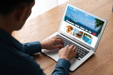 Model arama ve seyahat planlama için internet sitesi uçuş, otel ve tur rezervasyonları için anlaşma ve paket sunuyor