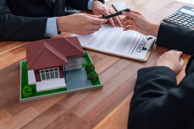 Alıcı emlakçıyla ev kredisinin koşulunu ve dönemini kabul ettikten sonra ev kredisi sözleşmesini memnuniyetle imzaladı. Konut işi kavramı olarak müşterilerin imzaladığı sözleşme belgesi. Sevinçli.