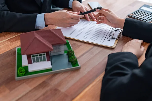Kupujący Podpisuje Umowę Pożyczki Mieszkaniowej Satysfakcją Uzgodnieniu Terminu Stanu Kredytu — Zdjęcie stockowe