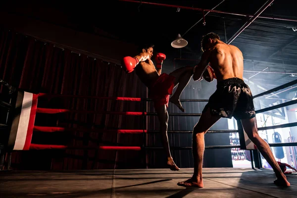 Boxeador Asiático Caucásico Muay Thai Desencadena Ataque Rodilla Una Feroz —  Fotos de Stock