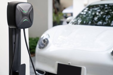 Araç motoru için evdeki yeşil enerjiden güç alan elektrikli ev şarj istasyonuna odaklan. Araç konsepti için yenilikçi çevre dostu enerji şarj edilebilir.