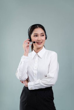 Mutlu yüzlü çekici Asyalı kadın çağrı merkezi operatörü boş alanda iş ilanı veriyor, resmi bir takım elbise ve kişiselleştirilebilir izole bir arka plan takıyor. Coşkulu.